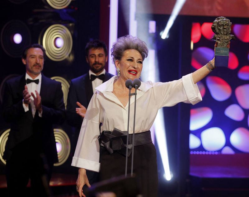 La actriz Luisa Gavasa recibe el Goya a la mejor actriz de reparto