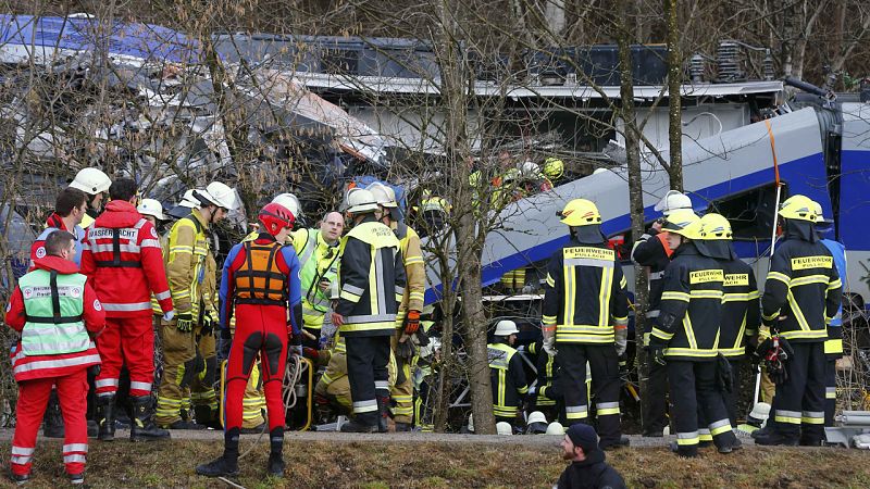 Equipos de emergencia junto a los trenes accidentados en Bad Aibling (Alemania)