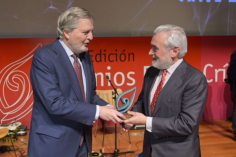 Dario Villanueva recibe el premio de manos del ministro de Cultura en funciones Íñigo Méndez de Vigo.