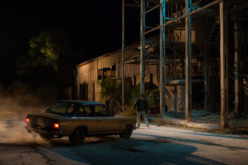 El coche de Pacino alcanza a los jvenes que haban hudo