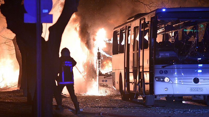 El coche bomba ha estallado al paso de varios convoyes militares.