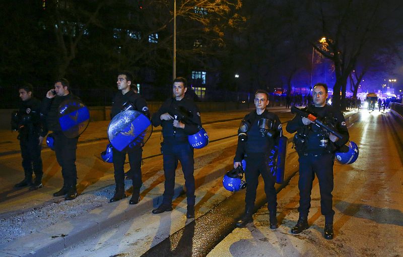 La policía turca bloquea una calle cercana al lugar del atentado en Ankara.