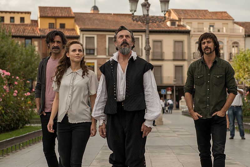 La patrulla lleva a Cervantes a su estatua de Alcalá de Hernares