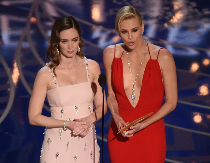 Emily Blunt y Charlize Theron han entregado uno de los Oscar a mejor guion