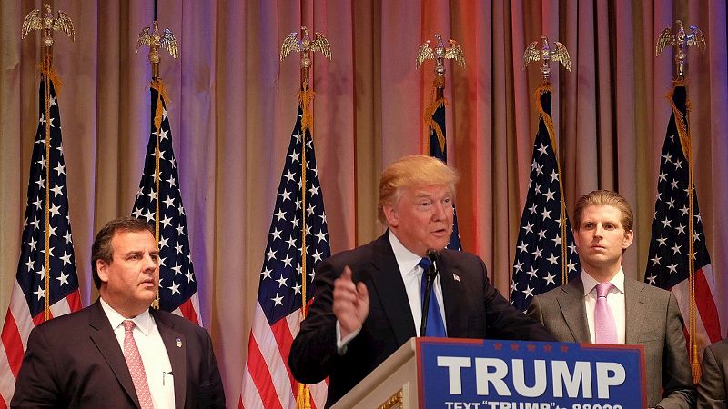 Donald Trump habla a los medios en Palm Beach, Florida, tras los resultados del supermartes. Detrás, el gobernador de Nueva Jersey, Chris Christie.