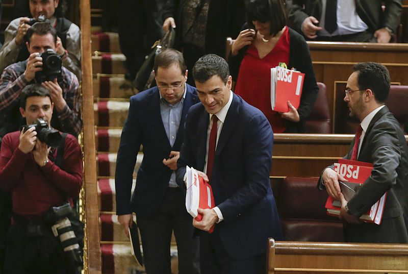 El secretario general del PSOE, Pedro Sánchez (primer término) abandona el hemiciclo, tras obtener 130 votos a favor, 219 en contra y una abstención, lejos de la mayoría absoluta.