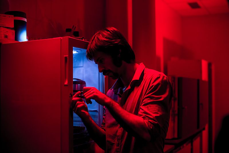 Pacino intenta abrir el congelador donde está el virus de gripe española