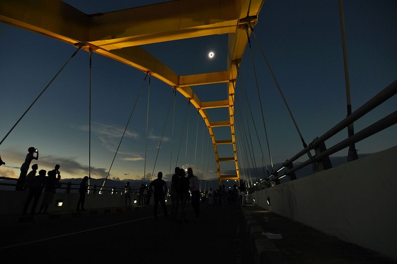 Indonesios observan el eclipse in Palu, Sulawesi.