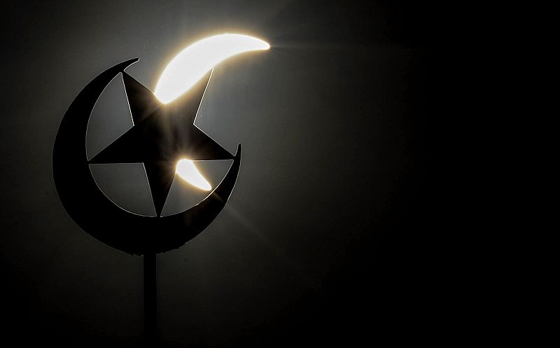 El eclipse, visto desde una mezquita de Kuala Lumpur, en Malasia.