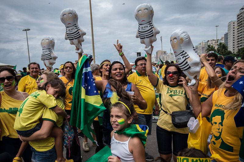 Multitudinaria manifestación contra Rousseff y Lula