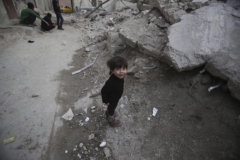Febrero de 2016, un niño junto a un edificio destruido en el barrio de Tishreen, en Damasco.