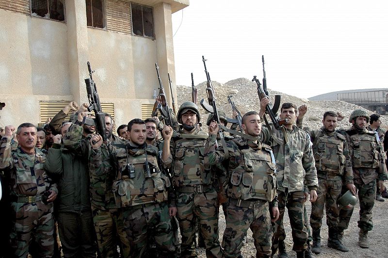 Soldados del ejército sirio, en noviembre de 2013, atacan puestos de los rebeldes situados al este de la provincia de Homs.