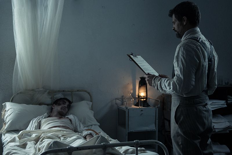 Julián habla con un soldado en el hospital de Filipinas