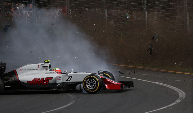 El Hass de Esteban Gutiérrez apenas sufrió daños y el piloto se interesó rápidamente por el estado de Alonso.