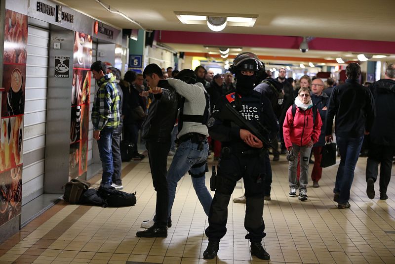 La policía belga realiza cacheos dentro en la Gare du Nord, en Bruselas