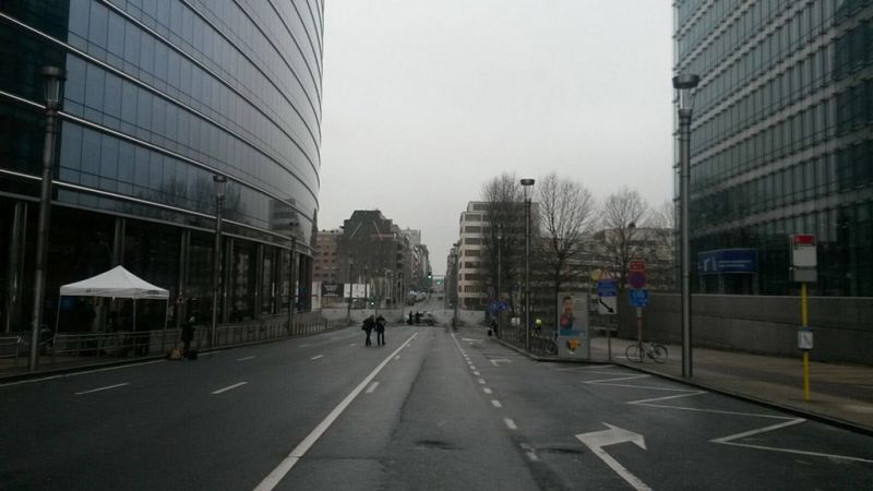 Las calles de las principales instituciones comunitarias amanecían vacías.