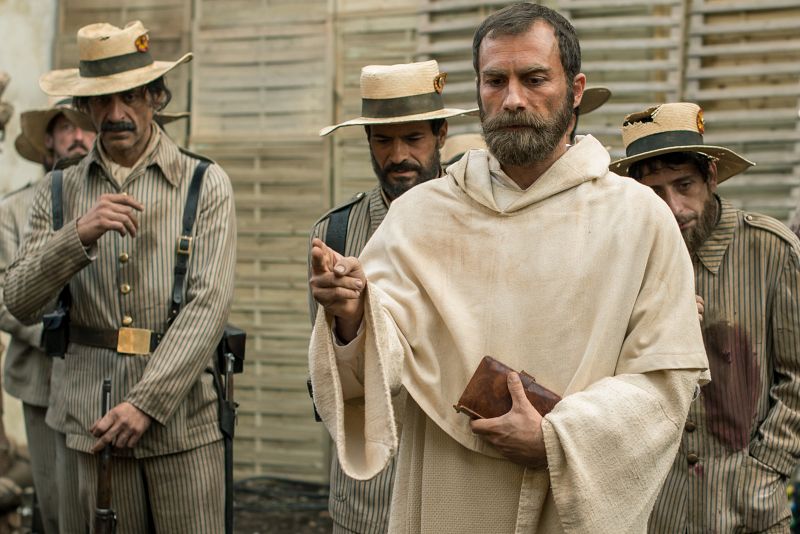 El sacerdote de Baler, Minaya, oficia el entierro del capitan de las Morenas