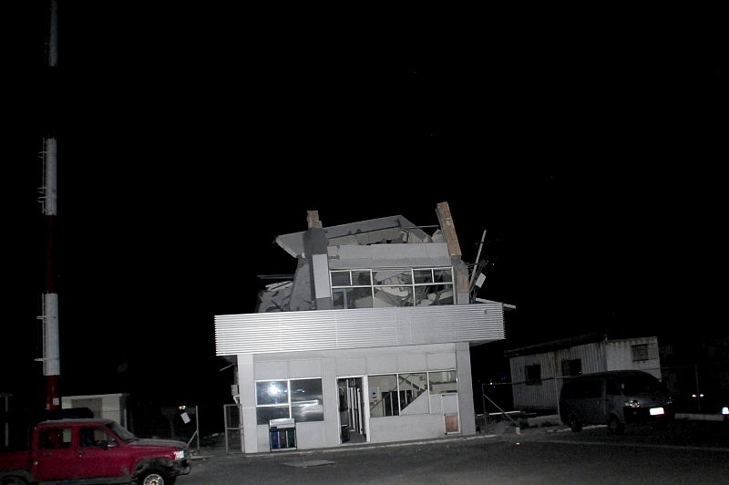 Una casa dañada por el fuerte terremoto en la costa ecuatoriana de Manta