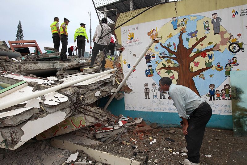 Un habitante de Pedernales mira entre las casas destruidas y los escombros