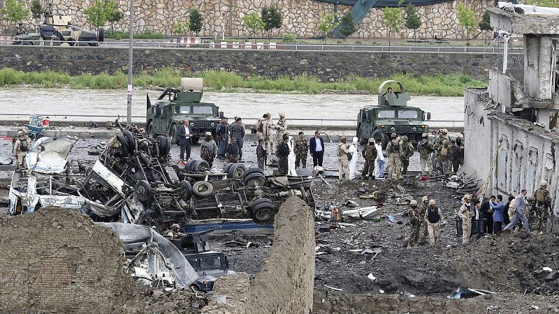 Oficiales de seguridad inspeccionan el lugar donde se ha producido un atentado cerca del Ministerio de Defensa en Kabul (Afganist&aacute;n). EFE/Hedayatullah Amid