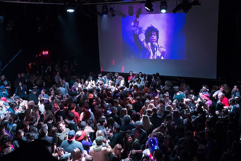 Varios seguidores de Prince bailan su música en una fiesta en su memoria en el club First Avenue en Minneapolis