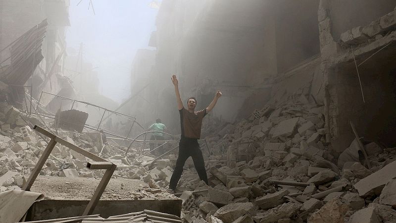 Bombardeo en el barrio de Kalasa. Más de 170 personas han muerto en las últimas horas en bombardeos en Alepo, tanto en zonas bajo control gubernamental como en distritos controlados por los rebeldes.