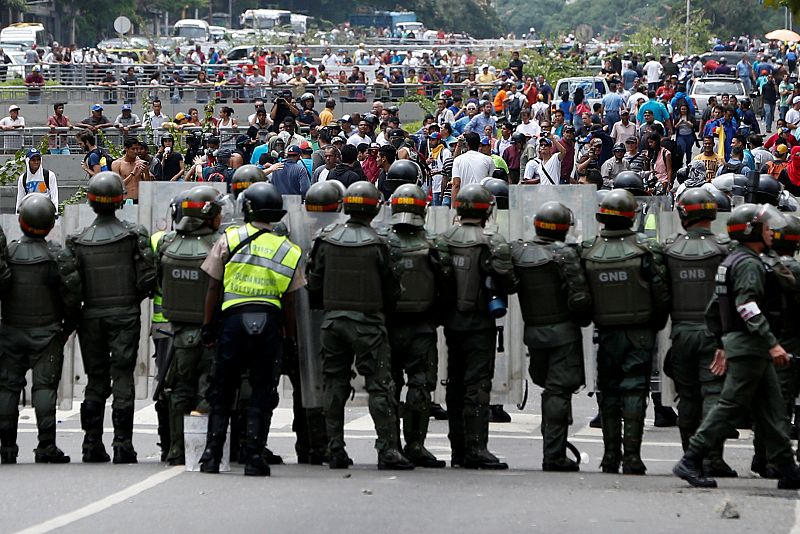 Los venezolanos se manifiestan en Caracas para demandar la celebración de un referéndum revocatorio para destituir al presidente Nicolás Maduro
