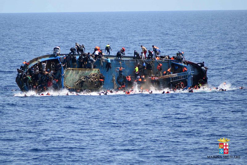 La barcaza ha girado de costado y los inmigrantes, en torno a medio millar, han empezado a caer al mar