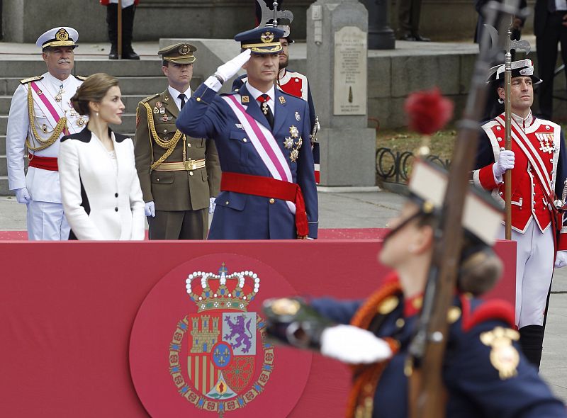 Los reyes contemplan el desfile desde el palco de honor