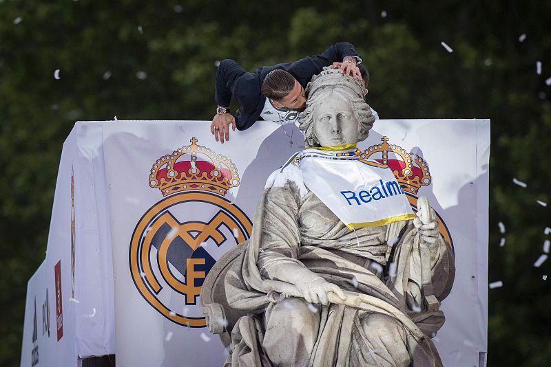 Ramos besa a la Cibeles tras ataviarla con la bufanda y la bandera blancas