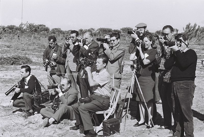 La fotógrafo Joana Biarnés, rodeada de sus colegas