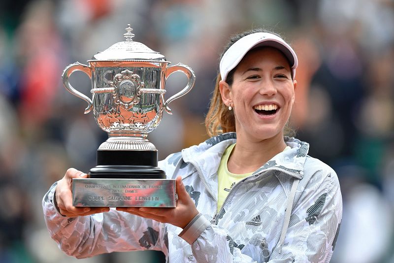 Muguruza posa con la copa de campeón.