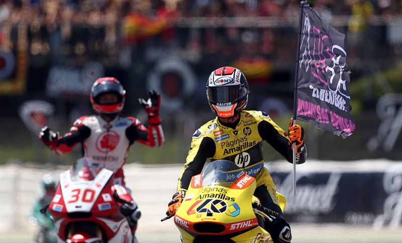 Alex Rins (Páginas Amarillas HP 40) homenajea a Luis Salom tras finalizar segundo en la prueba de Moto2 del Gran Premio de Cataluña.