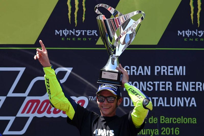 Valentino Rossi celebra su victoria en Montmeló con recuerdo a Salom.