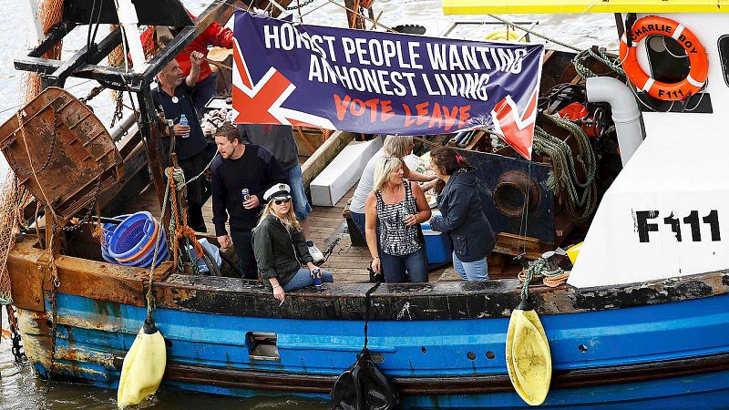 La tripulación a bordo de uno de los barcos de la flotilla a favor del Brexit, con pancartas a favor del abandono (leave). REUTERS/Stefan Wermuth