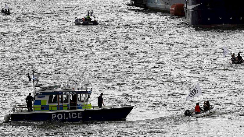 Una patrulla fluvial de la Policía vigila a una lancha de los partidarios del 'Bremain', la permanencia en la UE. REUTERS/Stefan Wermuth