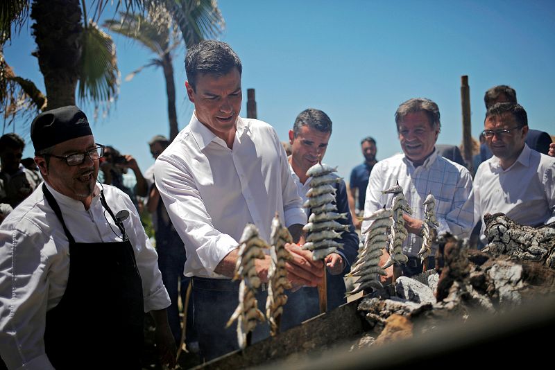 El candidato del PSOE a la Presidencia del Gobierno, Pedro Sánchez, descansa a comer durante un acto de campaña en Marbella.