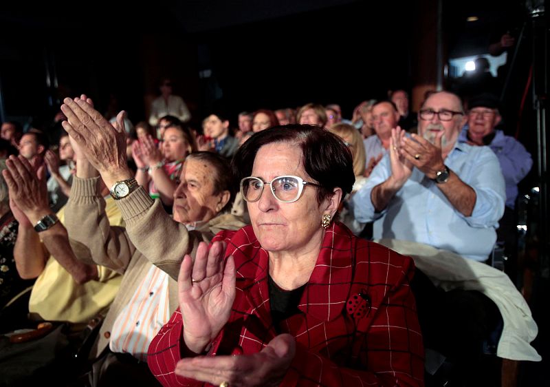 Militantes y simpatizantes del PP aplauden a Mariano Rajoy en un mitin en Pontevedra.