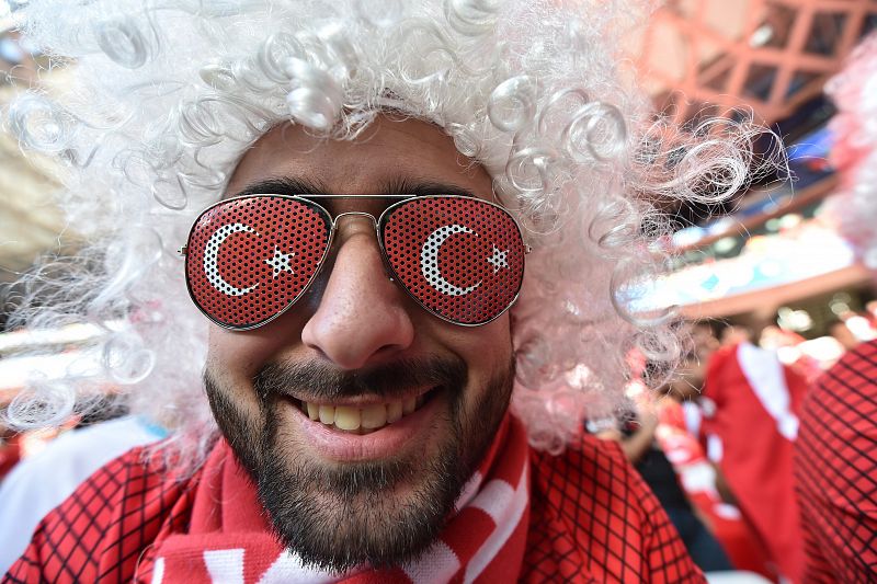 Un hincha turco muestra sus gafas-bandera antes del España-Turquía.