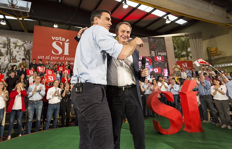 El expresidente del Gobierno, José Luis Rodríguez Zapatero junto al secretario general del PSOE y candidato a la presidencia del Gobierno, Pedro Sánchez, durante el mitin de campaña electoral para las elecciones generales del 26J, celebrado en Vallad