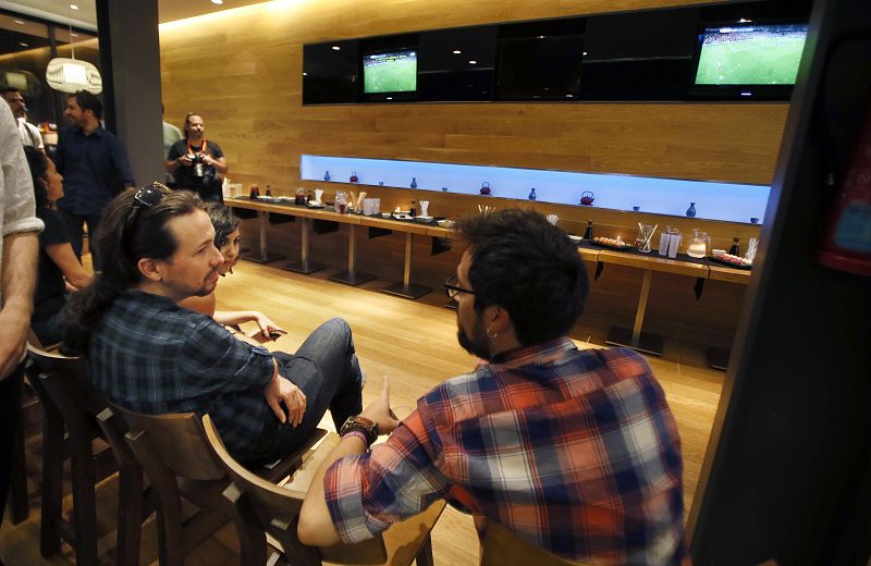 El líder de Podemos y candidato a la presidencia del Gobierno, Pablo Iglesias, se dispone a cenar en un restaurante alicantino mientras ve el partido de la Eurocopa entre España y Turquía.