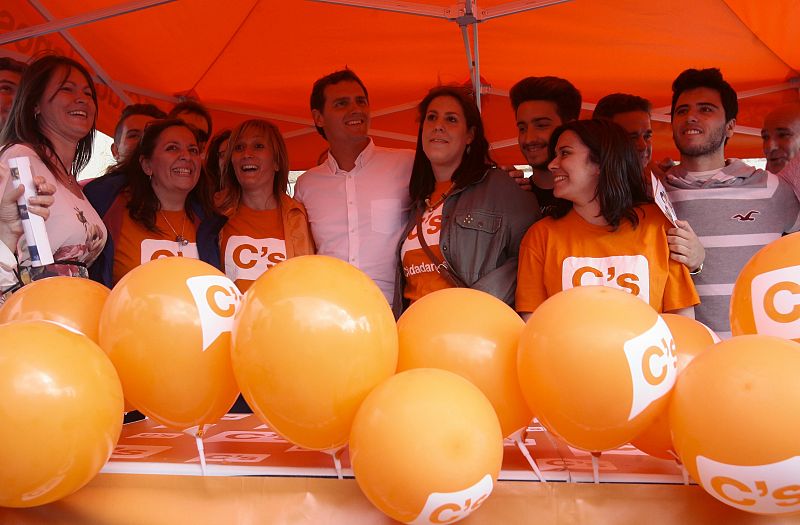 El candidato de Ciudadanos a la Presidencia de Gobierno, Albert Rivera, posa con varios militantes en Guadalajara.