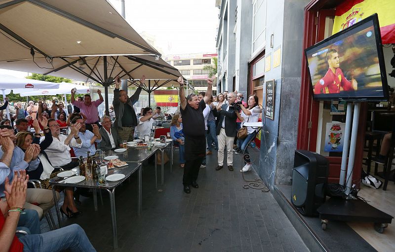 El presidente del Gobierno en funciones, Mariano Rajoy, sigue con su equipo de campaña el partido de la Eurocopa, en una terraza de Tenerife.