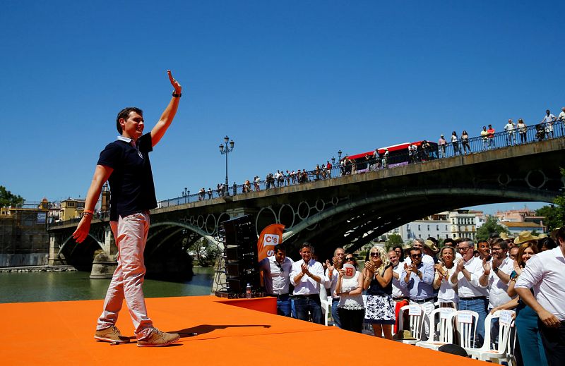 Rivera hace campaña a orillas del Guadalquivir