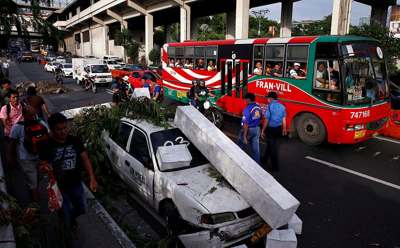 Vecinos de Manila contemplan el inicio del simulacro multitudinario de terremoto organizado por Filipinas con millones de personas