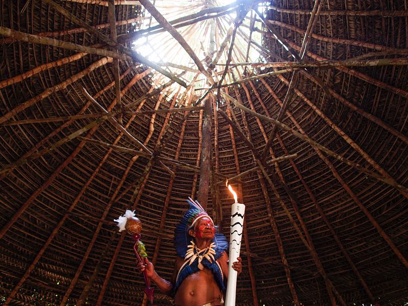 El chamán Raimundo Dessana porta la antorcha