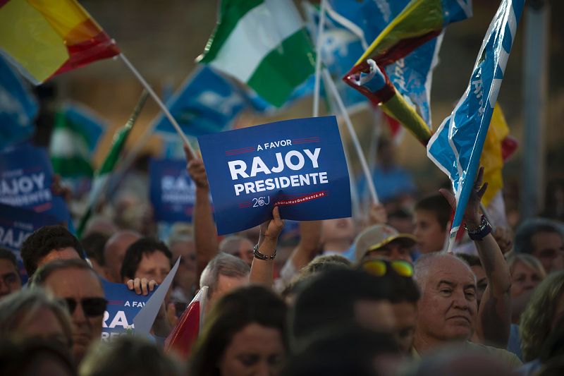 Carteles de 'Rajoy presidente' en un mitin de Málaga.