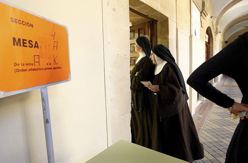 Dos religiosas ejercen su voto en una biblioteca