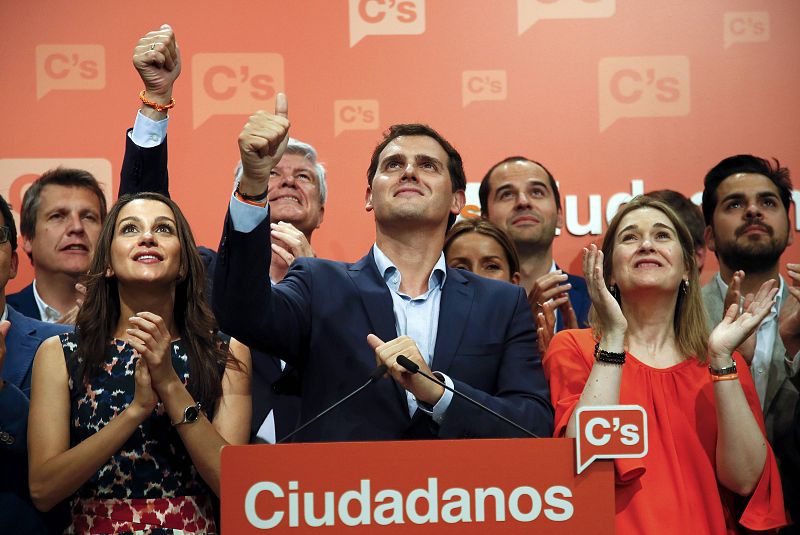 Rivera emplaza a PP y a PSOE a negociar ya mañana sin "sillones" por delante