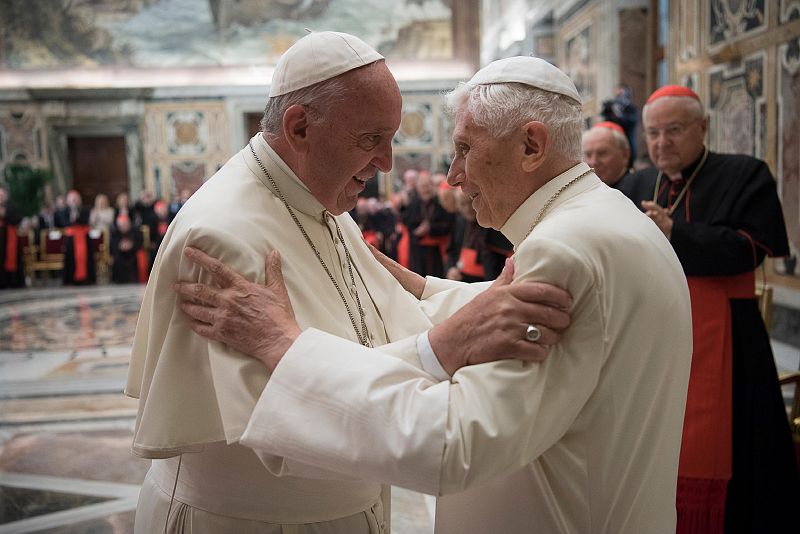 El papa Francisco y el papa emérito Benedicto XVI han celebrado hoy en el Vaticano los 65 años de la ordenación sacerdotal de Joseph Ratzinger, en 1951.